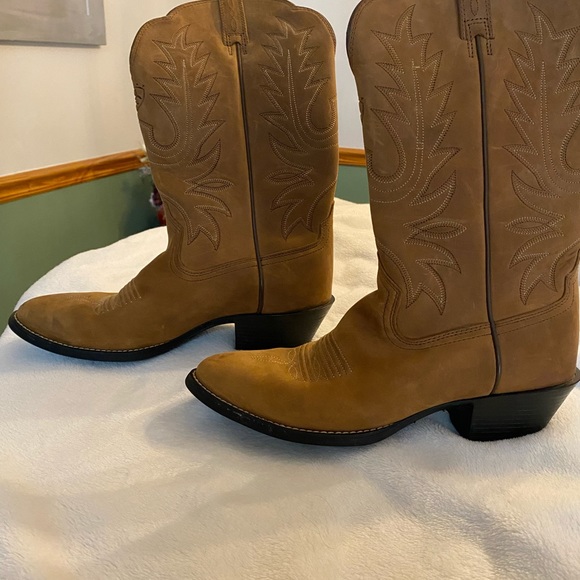 Ariat Heritage R Toe Western Boot. Style 15725. Tan. Never worn outdoors. - Picture 2 of 4